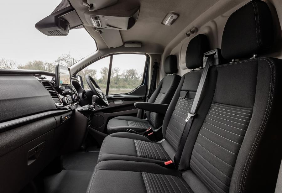 Интерьер Ford Transit Custom Trend 2017 года  (UK) (фото 3 из 10)